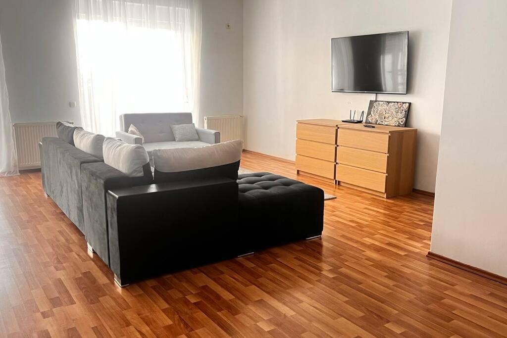 Otopeni Airport Apartment With Private Garden Buitenkant foto