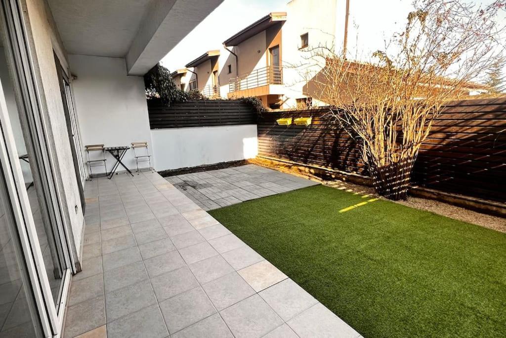 Otopeni Airport Apartment With Private Garden Buitenkant foto