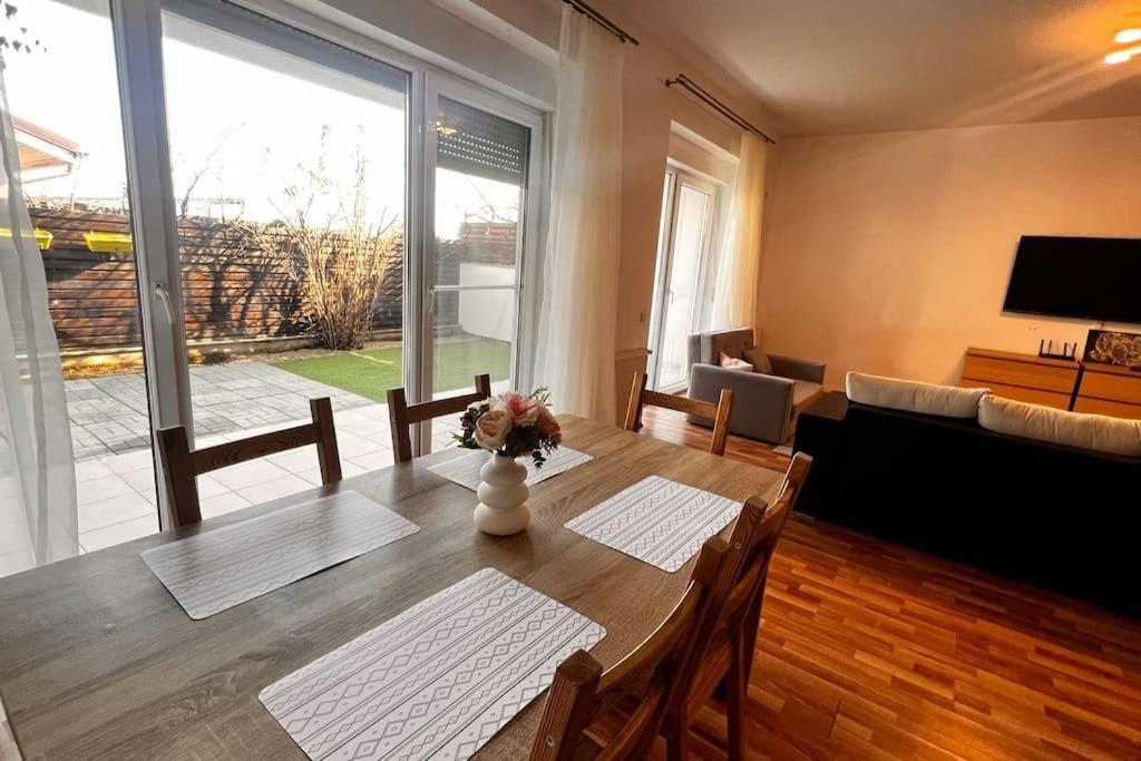 Otopeni Airport Apartment With Private Garden Buitenkant foto