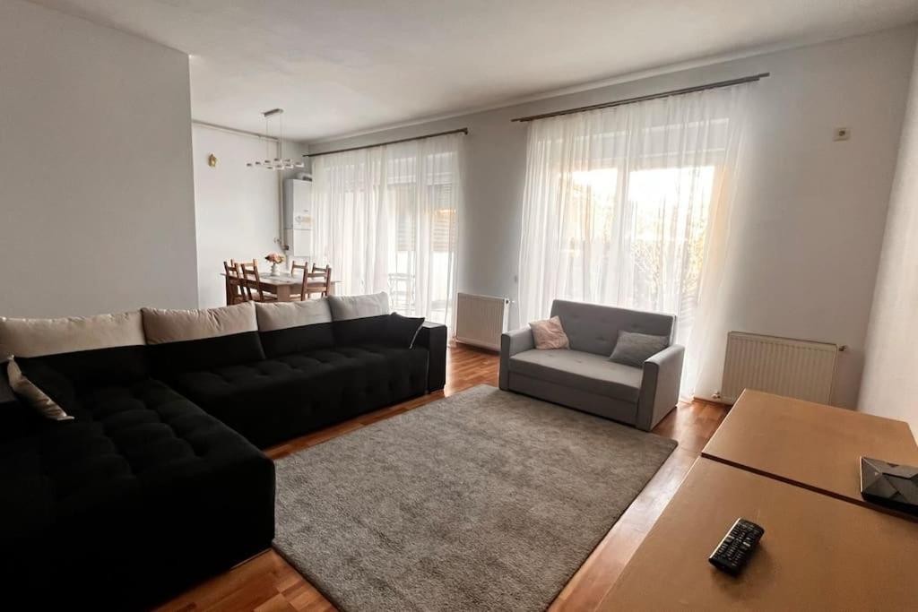 Otopeni Airport Apartment With Private Garden Buitenkant foto