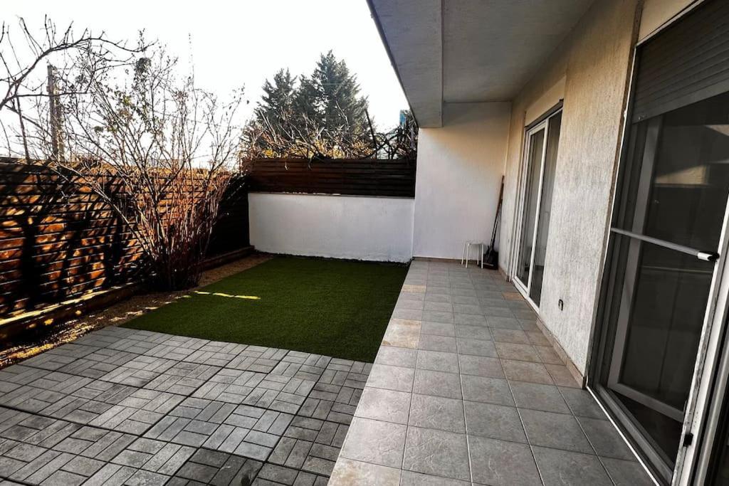 Otopeni Airport Apartment With Private Garden Buitenkant foto