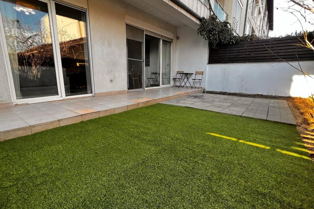 Otopeni Airport Apartment With Private Garden Buitenkant foto