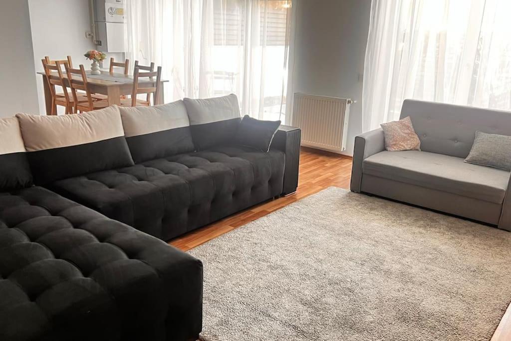 Otopeni Airport Apartment With Private Garden Buitenkant foto
