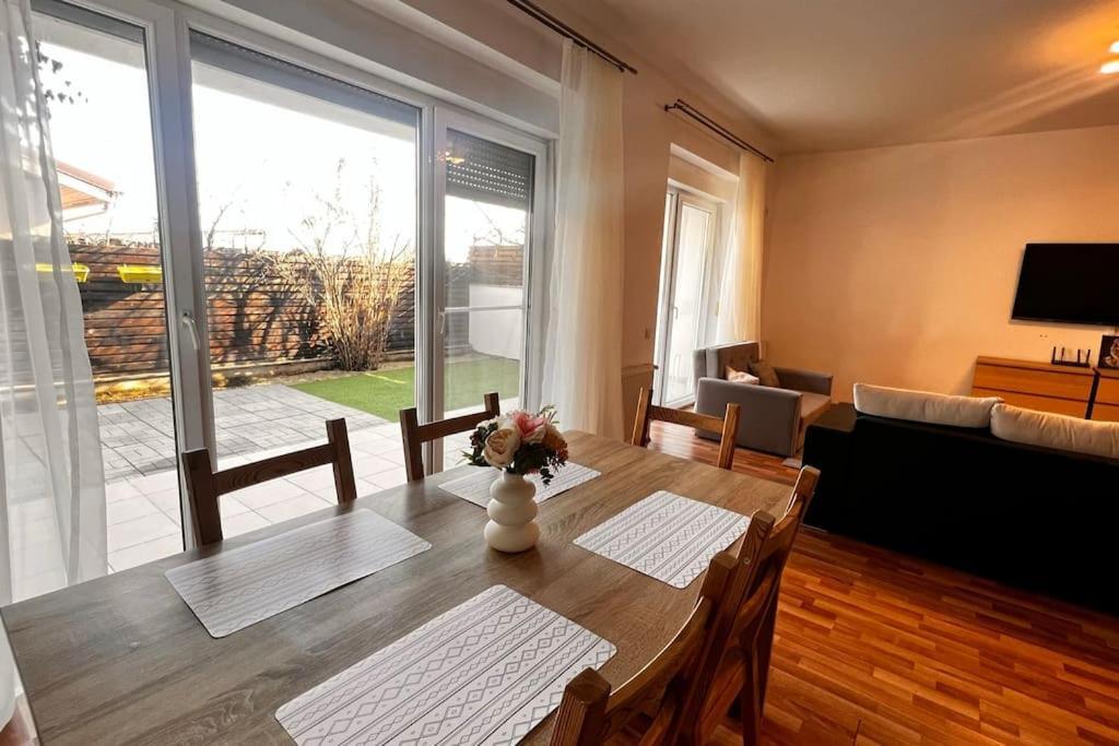 Otopeni Airport Apartment With Private Garden Buitenkant foto
