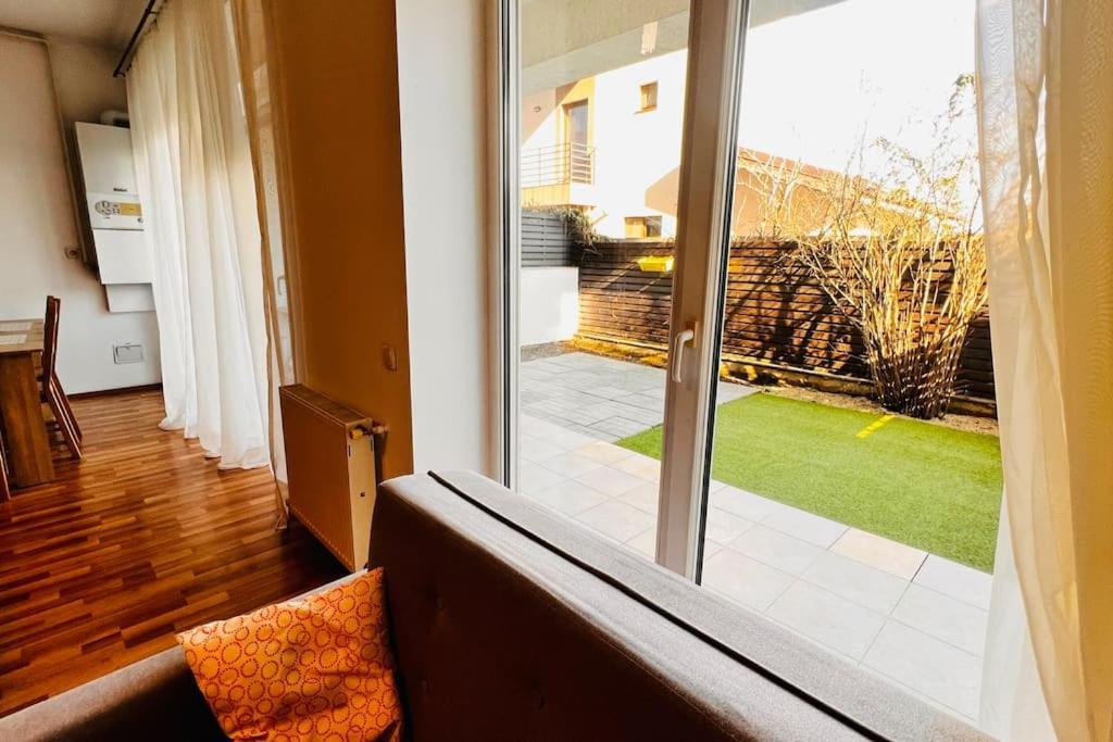 Otopeni Airport Apartment With Private Garden Buitenkant foto